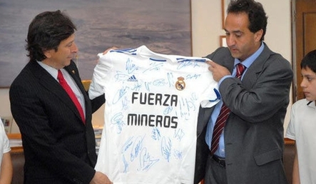 Les animan a los mineros chilenos el Real Madrid y el Barça