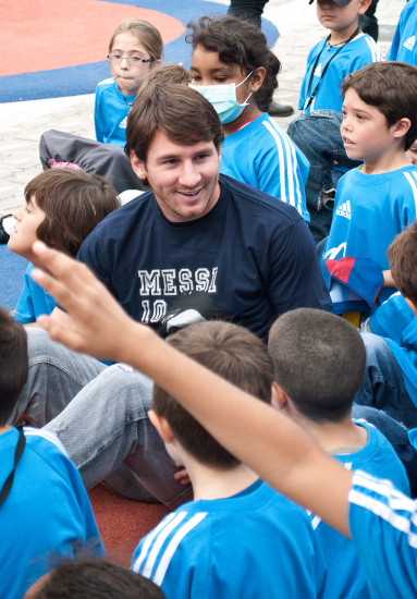 Messi inauguró un parque infantil con fines solidarios