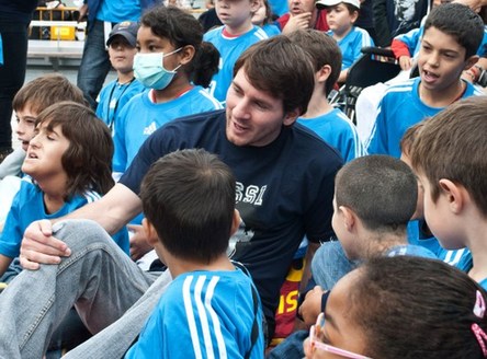 Messi inauguró un parque infantil con fines solidarios