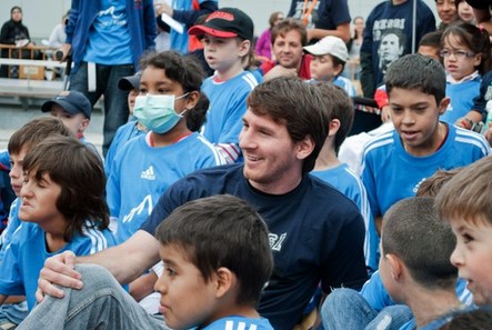 Messi inauguró un parque infantil con fines solidarios
