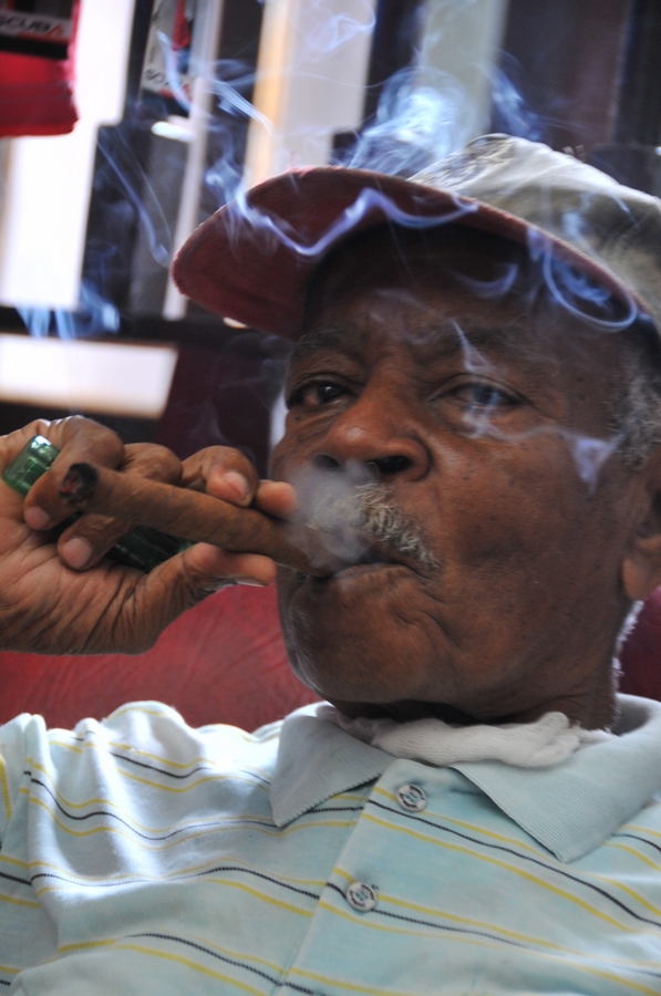 gente-Cuba-cubanos-tabaco-producto-cohiba-cigarro 3