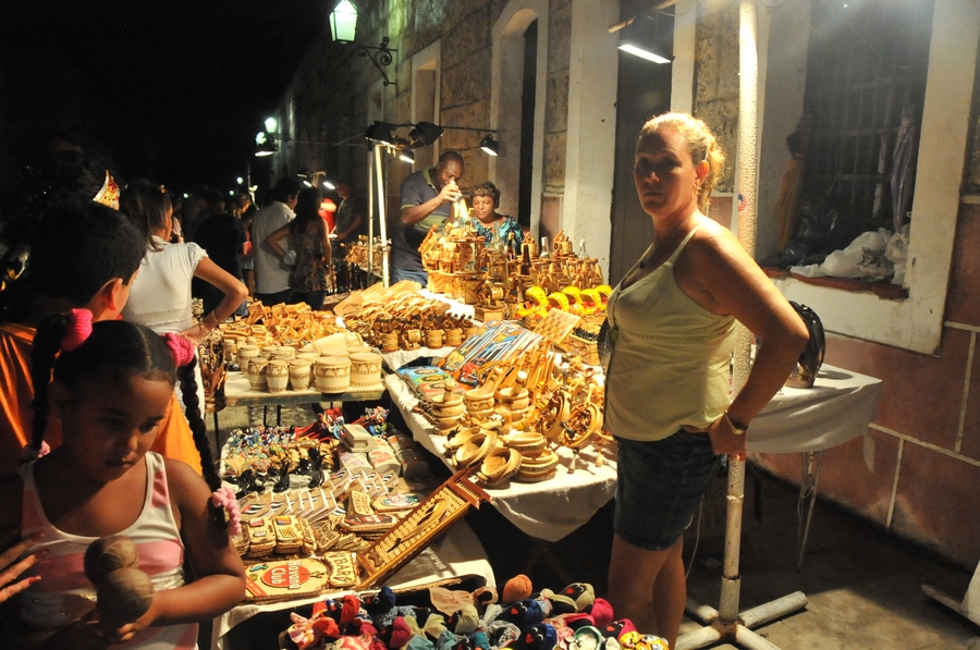 Cuba-vendedores-comida-libros-artesanía-calles-cubanos-gente