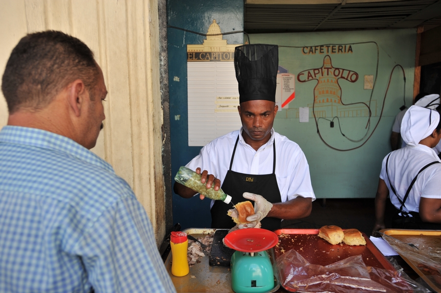 Cuba-vendedores-comida-libros-artesanía-calles-cubanos-gente 1