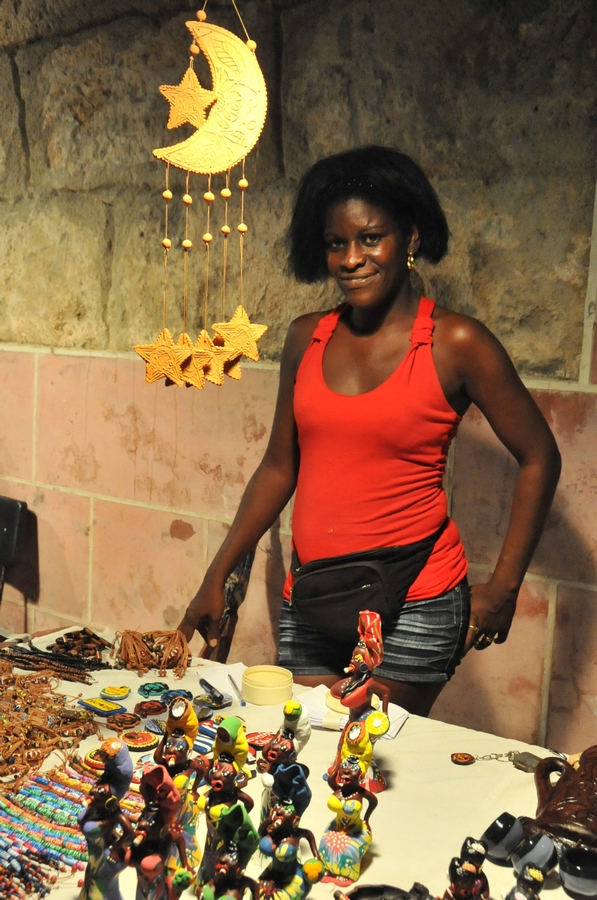 Cuba-vendedores-comida-libros-artesanía-calles-cubanos-gente 2