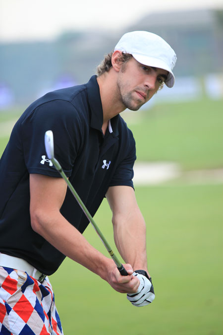 Michael Phelps aprende jugar golf