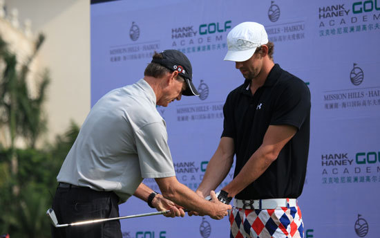 Michael Phelps aprende jugar golf