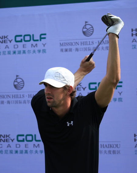 Michael Phelps aprende jugar golf