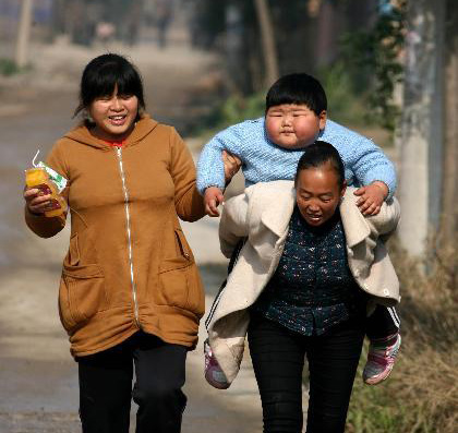 Una niña china con edad de dos años pesa 45 kilos
