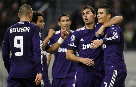 Con 9 personas, Real Madrid derrota a Ajax con 4-0