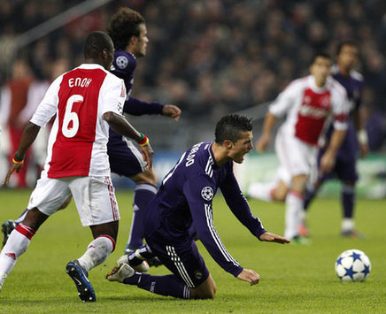 Con 9 personas, Real Madrid derrota a Ajax con 4-0