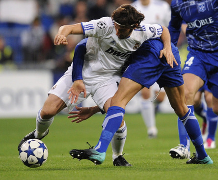 Real Madrid golea 4-0 al Auxerre en Liga de Campeones