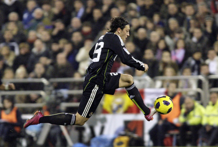 Gracias a los goles de Özil, Cristiano Ronaldo y Di María, Real Madrid derrota al Zaragoza con 3-1