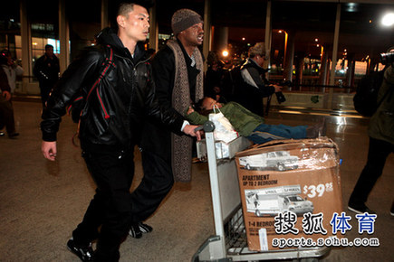 Llega Steve Francis a Pekín como la ayuda externa del equipo chino de baloncesto