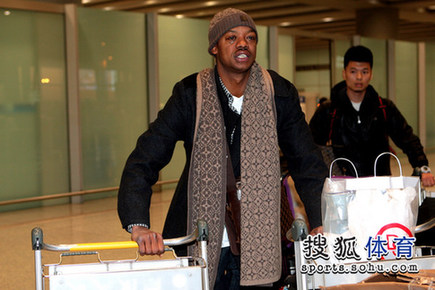 Llega Steve Francis a Pekín como la ayuda externa del equipo chino de baloncesto