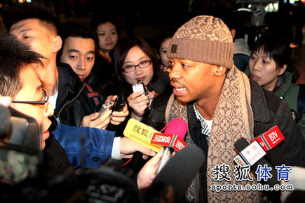 Llega Steve Francis a Pekín como la ayuda externa del equipo chino de baloncesto