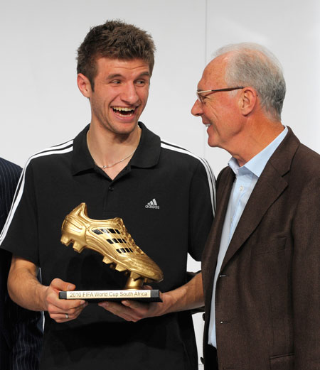 Forlán y Casillas recogen el Balón y el Guante de Oro del Mundial