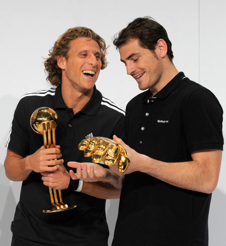 Forlán y Casillas recogen el Balón y el Guante de Oro del Mundial