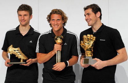 Forlán y Casillas recogen el Balón y el Guante de Oro del Mundial