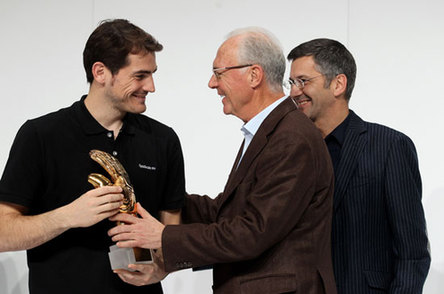 Forlán y Casillas recogen el Balón y el Guante de Oro del Mundial