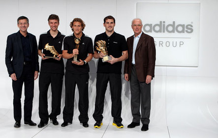 Forlán y Casillas recogen el Balón y el Guante de Oro del Mundial