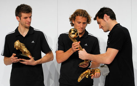 Forlán y Casillas recogen el Balón y el Guante de Oro del Mundial