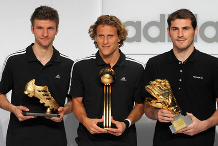 Forlán y Casillas recogen el Balón y el Guante de Oro del Mundial