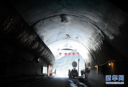 Finaliza construcción de túnel vial que conecta distrito tibetano de Metok