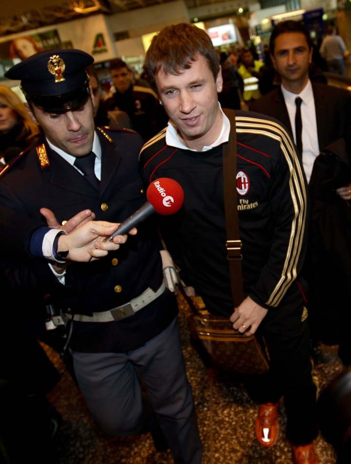 Antonio Cassano presenta con la ropa de AC Milán