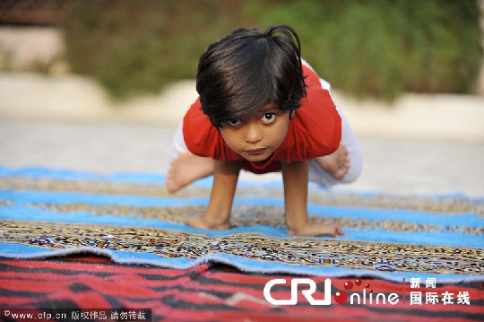 india de 6 años instructora yoga más joven mundo 1