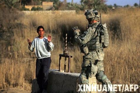 (Foto: Soldado norteamericano junto a un niño iraquí)