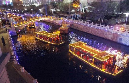 Luces barcos turísticos iluminan foso Jinan año nuevo 4