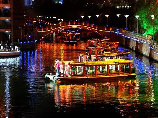 Luces barcos turísticos iluminan foso Jinan año nuevo 2