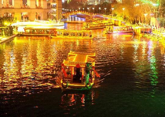 Luces barcos turísticos iluminan foso Jinan año nuevo 1
