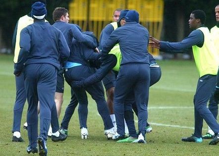 Las luchas internas en el Manchester,Adebayor pelea con Toure