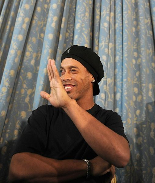 AC Milan hace la terminación oficialmente con Ronaldinho