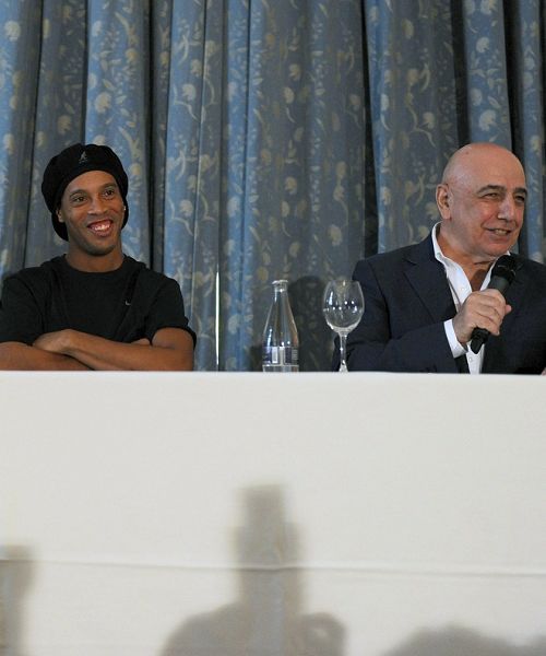 AC Milan hace la terminación oficialmente con Ronaldinho