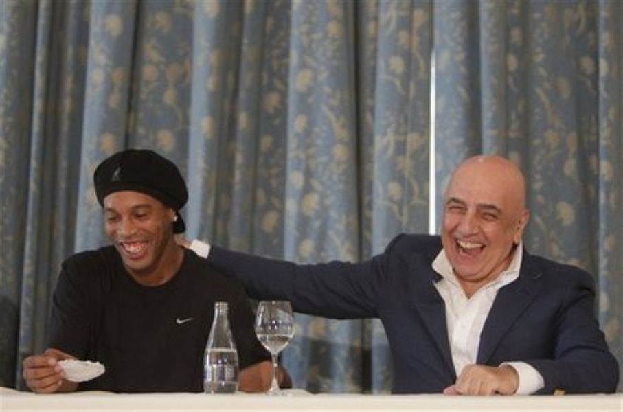 AC Milan hace la terminación oficialmente con Ronaldinho