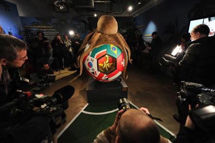 La estatua del pulpo Paul presenta en el Acuario de Stockhausen Obo de Alemania