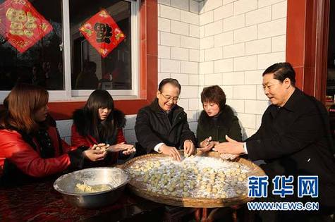 Premier chino visita a aldeanos de la provincia oriental de Anhui para felicitarles el Año Nuevo