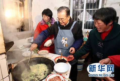 Premier chino visita a aldeanos de la provincia oriental de Anhui para felicitarles el Año Nuevo