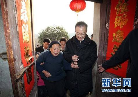 Premier chino visita a aldeanos de la provincia oriental de Anhui para felicitarles el Año Nuevo