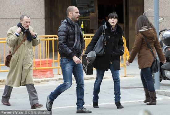 Guardiola con su esposa guapa pasea por la calle 