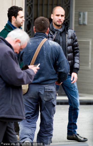 Guardiola con su esposa guapa pasea por la calle 