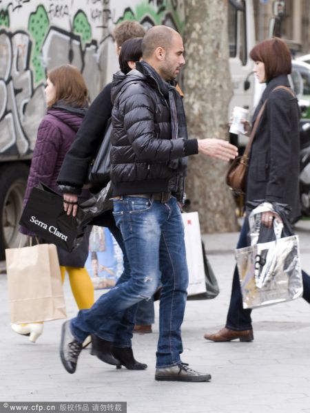 Guardiola con su esposa guapa pasea por la calle 