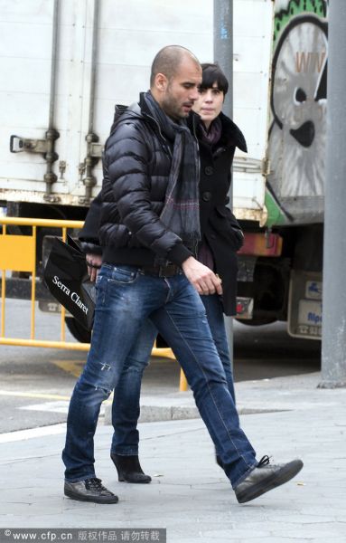 Guardiola con su esposa guapa pasea por la calle 