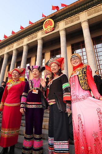 Los delegados de distintas étnias asisten a la IV Sesión de la XI Asamblea Popular Nacional de China