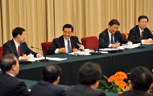 Presidente Hu se une a discusión de panel con legisladortes