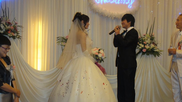 Una pareja de dos lesbianas chinas celebran su boda