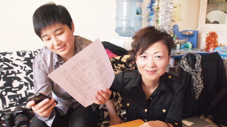 Una pareja de dos lesbianas chinas celebran su boda