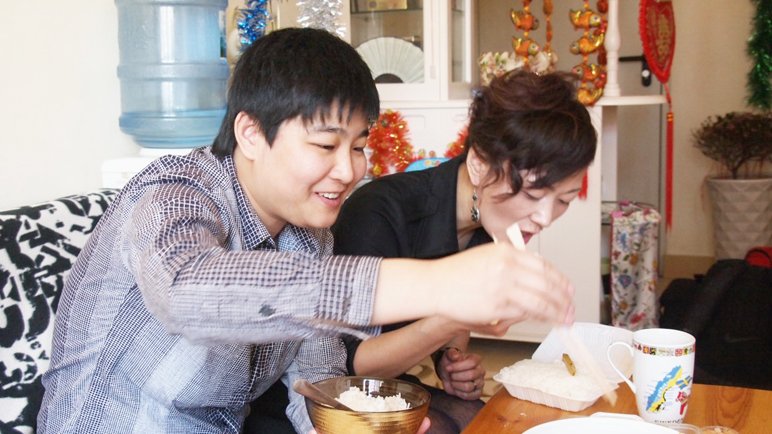 Una pareja de dos lesbianas chinas celebran su boda